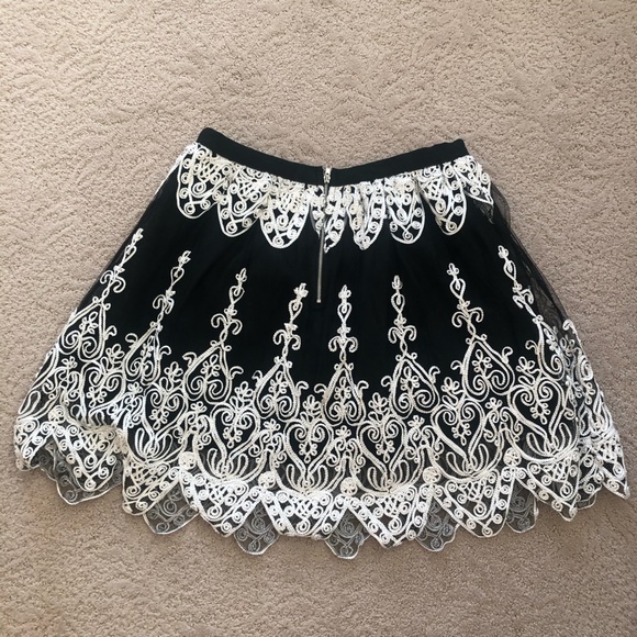 Black & White Lace Mini Skirt - Picture 2 of 3